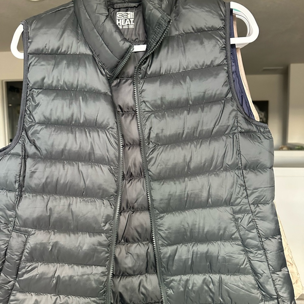 32 Degrees multiple Puffer Vests - Picture 4 of 5